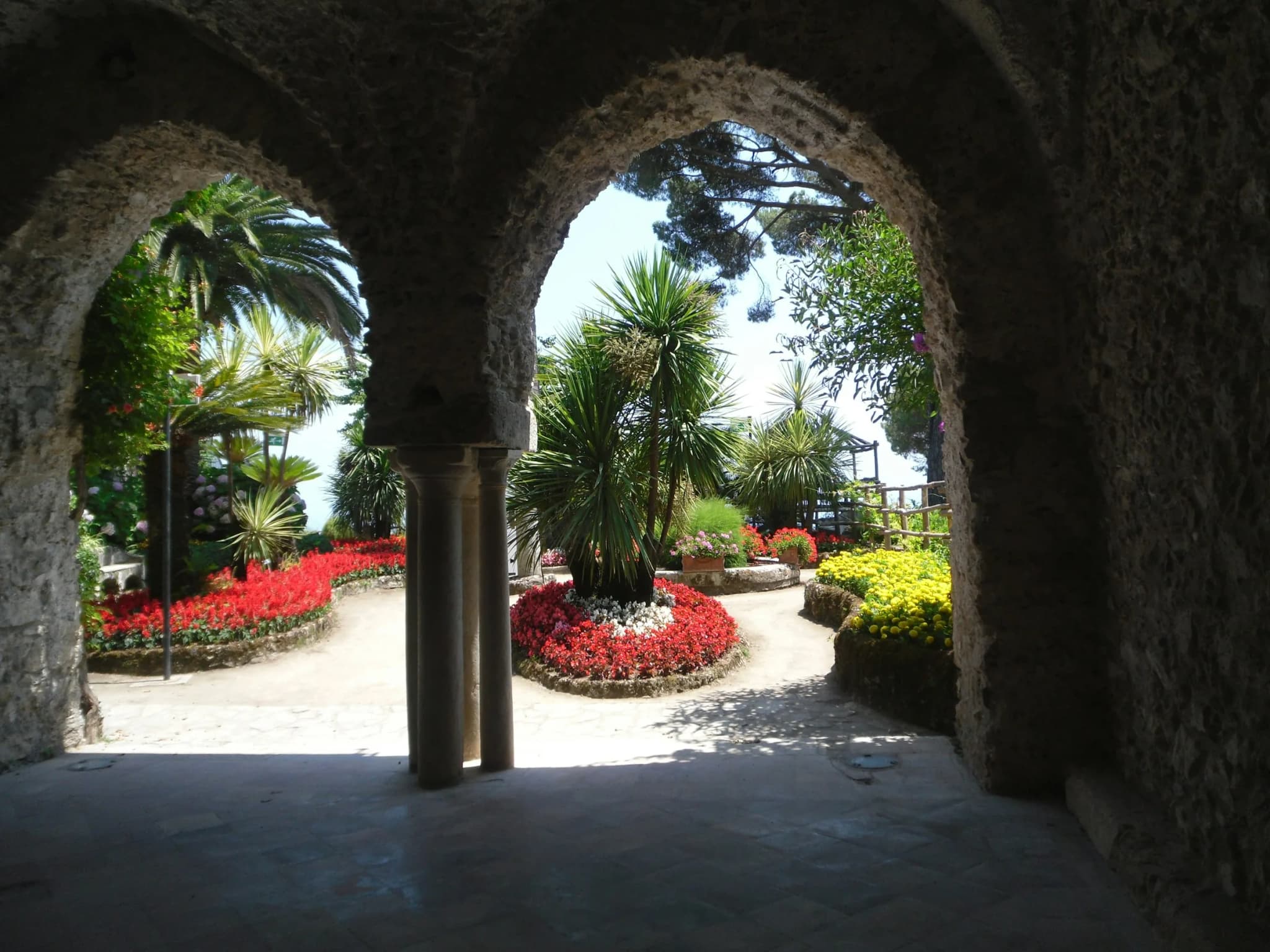 Il giardino di Villa Rufolo visto attraverso due archi di pietra