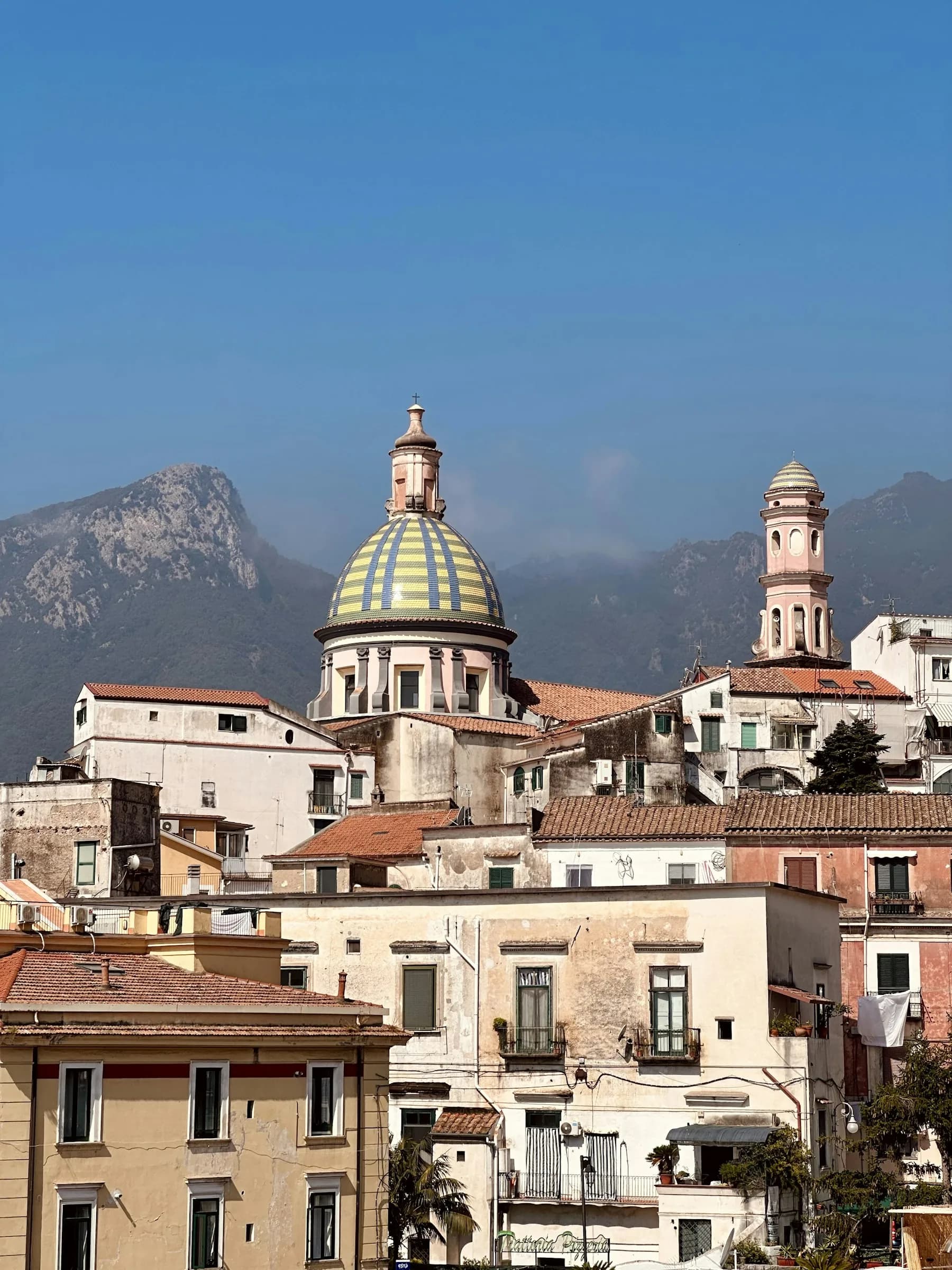 La cupola di San Giovanni Battista a Vietri, coperta di maioliche