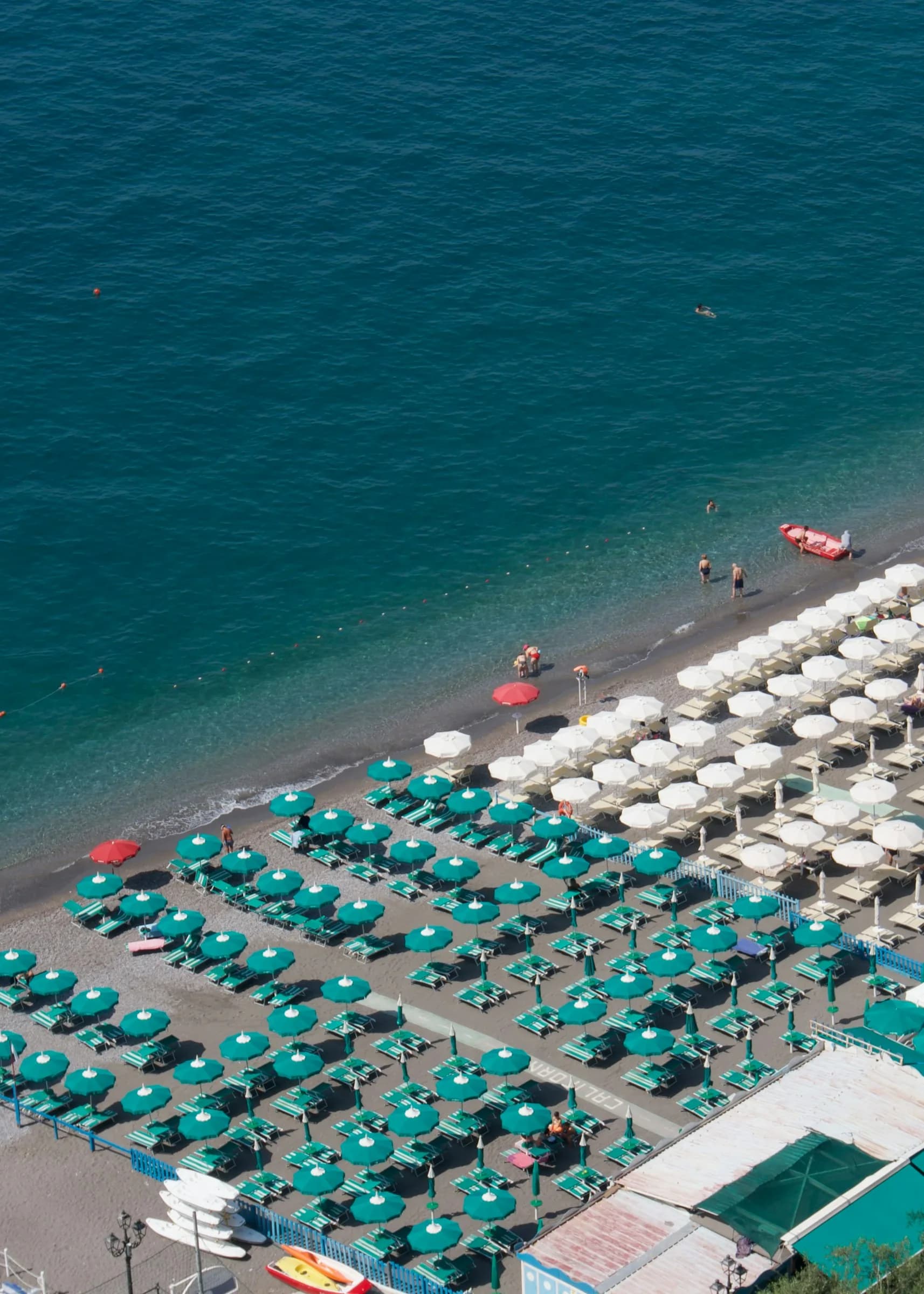 Ombrelloni e lettini visti dall’alto sulla spiaggia